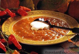Тыквенный суп-пюре с анисом: Готовый тыквенный суп-пюре подаем со сметаной и гренками.