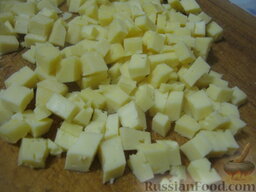 Салат с ананасами и ветчиной: Как приготовить салат с ананасами и ветчиной:    Твердый сыр нарезать кубиками.