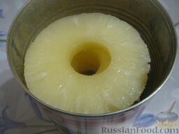 Салат с ананасами и ветчиной: Открыть баночку консервированных ананасов. Слить жидкость в стакан (в салате не пригодится).