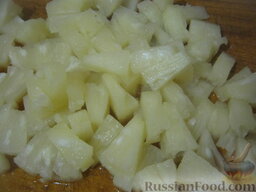 Салат с ананасами и ветчиной: Кольца ананаса нарезать кусочками.