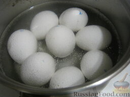 Яйца, фаршированные куриной печенью: Куриные яйца залить холодной водой. Довести до кипения. Варить на среднем огне 10 минут. Залить яйца холодной  водой, охладить.