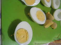 Яйца, фаршированные куриной печенью: Куриные яйца очистить, помыть,  разрезать на половинки вдоль яйца. Вынуть желтки.