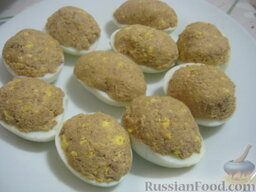 Яйца, фаршированные куриной печенью: Яйца наполнить фаршем.