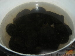 Чернослив, фаршированный орехами, в вине: Как приготовить чернослив, фаршированный орехами, в вине:    Чернослив хорошо вымыть, размочить в теплой воде.