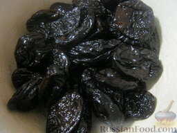 Чернослив, фаршированный орехами, в вине: Удалить косточки из чернослива.