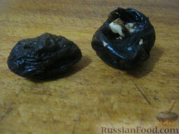 Чернослив, фаршированный орехами, в вине: Грецкие орехи разделить на половинки, аккуратно наполнить  каждую сливу орехом.