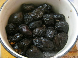 Чернослив, фаршированный орехами, в вине: Подготовленные сливы сложить в кастрюльку.