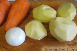 Украинский красный борщ с фасолью: Картофель, морковь и репчатый лук почистить и помыть.