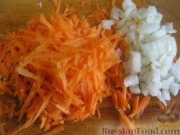Украинский красный борщ с фасолью: Вторую морковь натереть на крупной терке. Лук нарезать кубиками.