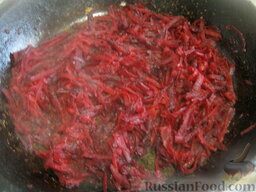 Украинский красный борщ с фасолью: Почистить, помыть и натереть на крупной терке свеклу. Разогреть сковороду, налить растительное масло. В горячее масло выложить свеклу. Тушить, помешивая, на среднем огне 4-6 минут.