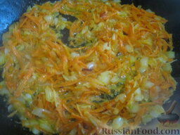 Украинский красный борщ с фасолью: Разогреть сковороду, налить растительное масло. В горячее масло выложить лук и морковь. Тушить, помешивая, на среднем огне 3-5 минут.