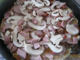 Пицца на сметане: Выложить на основу начинку, сверху посыпать тертым сыром.