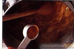 Луковый суп по-французски с коньяком: Как приготовить луковый суп по-французски:    1. Очищаем лук, нарезаем кольцами. Нагреваем в сковороде оливковое и сливочное масло и выкладываем в неё лук. Тушим около 30 минут, периодически помешивая. Когда лук приобретет золотисто-коричневый цвет, добавляем сахар и толченый чеснок. Через несколько минут отставляем.     2. Перекладываем лук в кастрюлю, заливаем бульоном, доводим до кипения.    3. Вливаем в бульон коньяк, добавляем соль и перец по вкусу. Готовим луковый суп по-французски  на медленном огне 30 минут.
