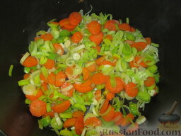Суп-пюре из цветной капусты: Как приготовить суп-пюре из цветной капусты:    Лук-порей нарезать кольцами. Морковку нарезать произвольно, но не крупно. Обжарить овощи на небольшом количестве оливкового масла.