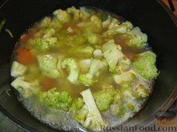 Суп-пюре из цветной капусты: Залить бульоном так, чтобы он слегка покрывал овощи. Посолить. Закрыть крышкой и варить на медленном огне до готовности, около 15-20 мин.