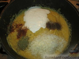 Суп-пюре из цветной капусты: При помощи блендера пюрировать суп. Добавить сливки, натертый сыр, перец, мускатный орех и специи.