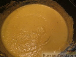 Суп-пюре из цветной капусты: Тщательно все перемешать и потомить 2-3 мин. на медленном огне.