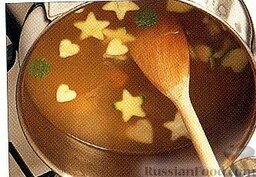 "Звёздный" суп: Доводим бульон до кипения и выкладываем овощи. Варим затем на медленном огне 10 минут. Солим и перчим по вкусу.