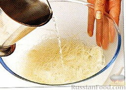 "Звёздный" суп: Пока варится суп, помещаем вермишель в миску и заливаем кипятком, оставляем на 4 минуты и сливаем воду.