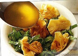Суп из морепродуктов с вонтонами: Перед подачей в каждую тарелку выкладываем салат-латук, вонтоны и украшаем зеленью петрушки и луком-сибулетом. Заливаем рыбным бульоном.