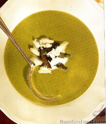 Суп со спаржей и мясом крабов: Готовый суп со спаржей разливаем по порциям, добавляем сметану и украшаем кусочками спаржи.