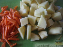 Суп сырный с шампиньонами: Пока вода кипятится, почистить и помыть картофель и морковь. Картофель нарезать кубиками, а морковь нарезать тонкой соломкой (или натереть на крупной терке).