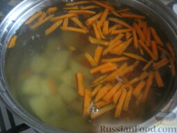 Суп сырный с шампиньонами: Вода вскипела, опустить в кипяток картофель и морковь. Варить 20 минут.