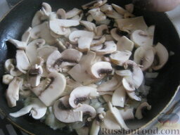 Суп сырный с шампиньонами: Разогреть сковороду, налить растительное масло. В горячее масло выложить грибы и лук. Обжарить, помешивая, на среднем огне около 5 минут.