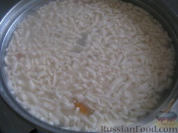 Суп сырный с шампиньонами: Картофель готов, опустить в кастрюлю подготовленный сыр.