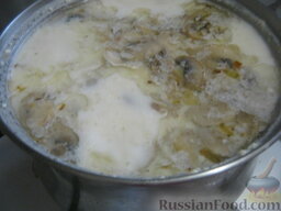 Суп сырный с шампиньонами: А затем выложить грибы. Посолить по вкусу. Помешивая ложкой суп, всыпать тонкой струйкой манку. Перемешать. Варить сырный суп с шампиньонами на самом маленьком огне под крышкой 5-7 минут.