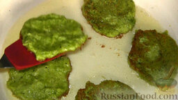 Оладьи из брокколи с сыром: Разогреть сковороду с растительным маслом и жарить оладьи из брокколи с двух сторон.