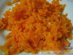 Слоеный салат с грецкими орехами и гранатом: Морковь помыть, залить водой, довести до кипения. Варить на среднем огне до готовности, около 20-30 минут. Охладить. Почистить. Натереть на крупной терке.