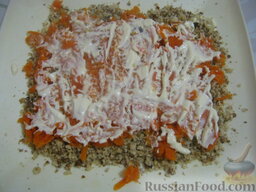 Слоеный салат с грецкими орехами и гранатом: 2 слой - орехи.  3 слой - морковь и майонез.