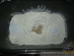 А-ля осетинские пироги: Добавляем муку, соль,сахар и дрожжи.