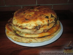 А-ля осетинские пироги: Готовые пироги осетинские сразу же смазываем сливочным маслом и выкладываем стопкой.   Приятного аппетита!