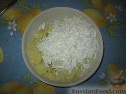 А-ля осетинские пироги: Добавляем натертый сыр.
