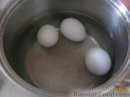 Селедочный форшмак: Как приготовить селедочный форшмак:    Яйца залить холодной водой, дать закипеть, отварить вкрутую около 10 минут. Залить холодной водой. Очистить.