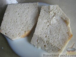 Селедочный форшмак: С кусочков хлеба срезать корочку, залить хлеб молоком  на 5-10 минут. Хлеб слегка отжать.