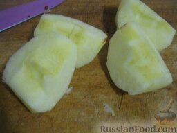 Селедочный форшмак: Яблоко помыть, разрезать на 4 части. Срезать кожицу и семенную коробочку.