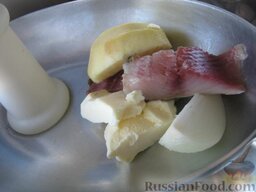 Селедочный форшмак: Пропустить через мясорубку вареные яйца, хлеб, филе сельди, яблоко, лук, сливочное масло.