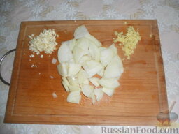 Тушеная курица с имбирем: Как приготовить тушеную курицу с имбирем:    Овощи очистить. Чеснок и имбирь мелко измельчить, лук нарезать четвертькольцами.