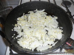 Тушеная курица с имбирем: На сковороду влить растительное масло, затем высыпать нарезанные овощи. Обжаривать на среднем огне минут 5.