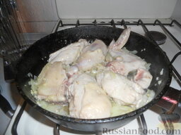 Тушеная курица с имбирем: После курицу перемешать с овощами и, чтобы эффективней выделялся сок, сразу посолить.
