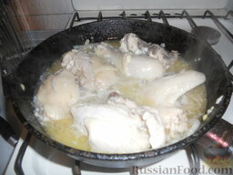 Тушеная курица с имбирем: Через 5 минут влить  горячую(!) воду, закрыть крышкой и дать тушиться.