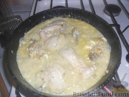 Тушеная курица с имбирем: За 10 минут до готовности добавить специи и сметану (можно майонез).