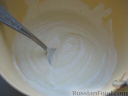 Торт "Кучерявый пинчер": Сделать крем. Для этого взбить сметану с сахаром (или сахарной пудрой). 1/3 крема отложить для украшения торта.