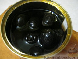 Салат "Греческий" с пекинской капустой: Открыть баночку черных оливок без косточек, воду слить.