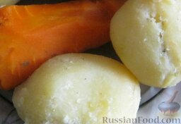 Салат "Оливье" с языком и луком-пореем: Картофель и морковь помыть. Выложить в кастрюлю, залить холодной водой. Дать закипеть. Варить овощи 