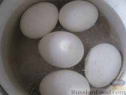 Салат "Оливье" с языком и луком-пореем: Яйца положить в кастрюлю. Залить холодной водой. Посолить (чтобы не лопались). Дать закипеть. Варить на среднем огне 10 минут. Кипяток слить. Яйца залить холодной водой. Охладить.