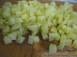 Салат "Оливье" с языком и луком-пореем: Картофель нарезать кубиками.